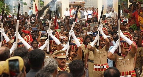 மறைந்த மார்க்சிஸ்ட் கம்யூனிஸ்ட் கட்சியின் மூத்த தலைவர் சங்கரய்யாவின் உடல் வியாழக்கிழமை அரசு மரியாதையுடன் பெசன்ட் நகர் மின் மயானத்தில் தகனம் செய்யப்பட்டது.