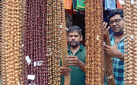 கார்த்திகை மாதம் இன்று தொடங்குகிறது. இந்நிலையில், சபரிமலைக்கு செல்ல மாலை அணிந்து விரதத்தைத் தொடங்கும் ஐயப்ப பக்தர் களுக்கான துளசி, சந்தன மாலைகள் சென்னை மயிலாப்பூரில் உள்ள கடையில் விற்பனைக்காக வைக்கப்பட்டுள்ளன. படம்: எஸ்.சத்தியசீலன்