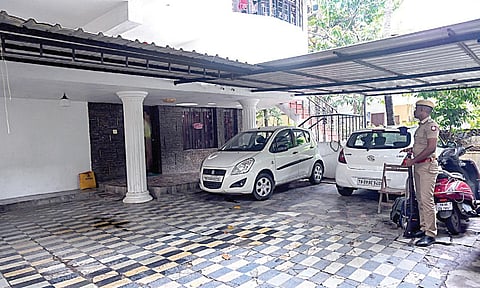 சென்னை தி.நகர், ராதாகிருஷ்ணன் தெருவில் வசிக்கும் சகோதரர்களான தொழிலதிபர்கள் பிரகாஷ், தினேஷ் , நாகேஷ் ஆகியோரது வீடுகளில் வருமான வரித்துறை அதிகாரிகள் நேற்று சோதனை நடத்தினர். படங்கள்: எஸ்.சத்தியசீலன்