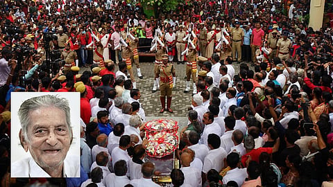 முன்னதாக, பெசன்ட் நகர் மின்மயானத்தில் சங்கரய்யா உடலுக்கு பிரகாஷ் காரத் உள்ளிட்ட அகில இந்திய தலைவர்கள், மூத்த தலைவர்கள் இறுதி அஞ்சலி செலுத்தினர்.