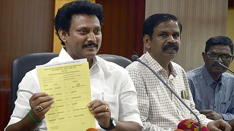 பத்தாம் வகுப்பு, பிளஸ் 1 மற்றும் பிளஸ் 2 பொதுத் தேர்வுகளுக்கான கால அட்டவணையை, பள்ளிக்கல்வித் துறை அமைச்சர் அன்பில் மகேஸ் கோட்டூர்புரம் அண்ணா நூற்றாண்டு நூலகத்தில் நேற்று வெளியிட்டார்.