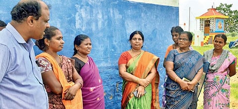 பாதையும் இல்லை, கட்டிடமும் மோசம் - கோவில்பட்டி அருகே பள்ளிக்கு குழந்தைகளை அனுப்ப மறுக்கும் பெற்றோர்