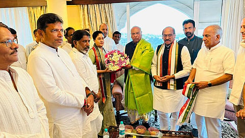 பாஜகவில் இருந்து விலகிய நடிகை விஜயசாந்தி காங்கிரஸில் இணைந்தார்!
