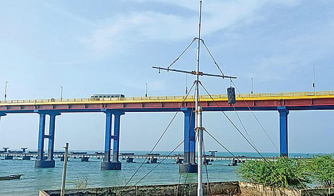 பாம்பன் துறைமுகத்தில் ஏற்றப்பட்டுள்ள இரண்டாம் எண் புயல் கூண்டு.
