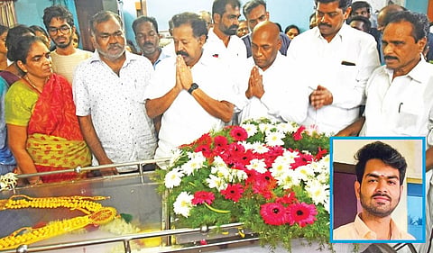 மூளைச்சாவு அடைந்து, உடல் உறுப்பு தானம் செய்த இளைஞரின் உடலுக்கு அரசு சார்பில் அமைச்சர் பொன்முடி மலர் வளையம் வைத்து மரியாதை செலுத்தினார். உடன் ஆட்சியர் பழனி உள்ளிட்டோர்.