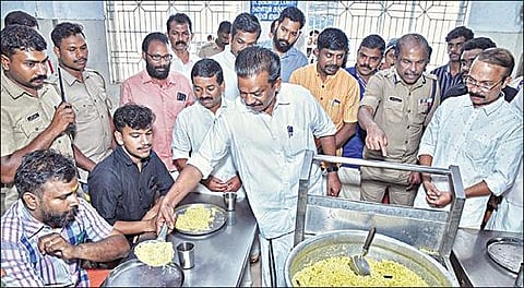சபரிமலையில் ஐயப்ப பக்தர்களுக்கான அன்னதானத் திட்டத்தை தொடங்கிவைத்த தேவஸ்தான அமைச்சர் கே.ராதாகிருஷ்ணன்.