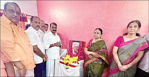 மார்க்சிஸ்ட் கம்யூனிஸ்ட் கட்சியின் மூத்த தலைவர் மறைந்தசங்கரய்யாவின், இல்லத்துக்கு நேரில் சென்ற மத்திய மீன்வளத் துறை இணை அமைச்சர் எல்.முருகன், அவரது படத்துக்கு மலர் தூவிமரியாதை செலுத்தினார் | படம்: எம்.முத்துகணேஷ்