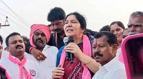 தெலங்கானா | ஆரத்தி எடுத்தவர்களுக்கு ரூ.4,000 வழங்கிய அமைச்சர் மீது வழக்கு