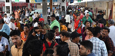 வெயிட்டிங் லிஸ்ட் பிரச்சினையை தீர்க்க 5 ஆண்டுகளில் கூடுதலாக 3,000 ரயில்கள்: மத்திய அரசு திட்டம்