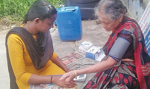 ‘மக்களை தேடி மருத்துவம்' திட்டத்தில் மூதாட்டியின் உடல்நிலையை பரிசோதிக்கும் தன்னார்வலர்.
