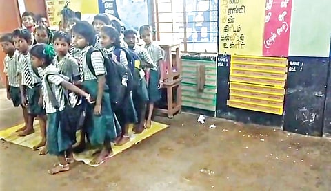 ஓசூர் அருகே பிஎஸ் திம்மசந்திரம் ஊராட்சி ஒன்றிய தொடக்கப் பள்ளியில் மேற்கூரை சேதமடைந்து மழை நீர் வகுப்பறையில் இறங்குவதால், தரைதளம் ஈரமாகிறது. இதனால், வகுப்பறையில் உட்கார முடியாமல் நிற்கும் மாணவர்கள்.