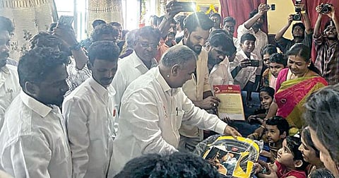 தளபதி விஜய் நூலகத்தை புஸ்ஸி ஆனந்த் நேற்று திறந்துவைத்து, மாணவர்களுக்கு புத்தகம், கல்வி உபகரணங்களை வழங்கினார்.