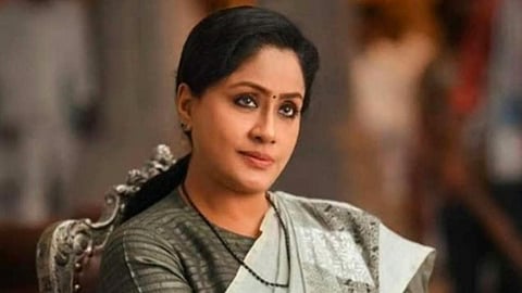 பாஜகவில் இருந்து விலகி காங்கிரஸில் இணைந்தார் விஜயசாந்தி