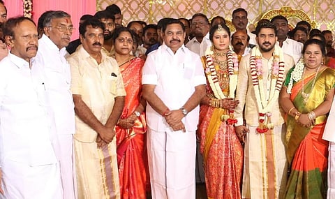 தருமபுரியில் நடந்த அதிமுக நிர்வாகி இல்லத் திருமண விழாவில் பங்கேற்ற எடப்பாடி பழனிசாமி