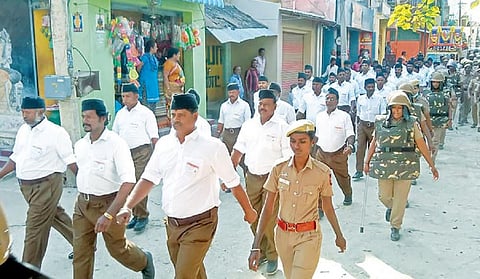 வேலூர் மாவட்டம் குடியாத்தம் பகுதியில் நடைபெற்ற ஆர்எஸ்எஸ் பேரணியில் பங்கேற்றவர்கள்.