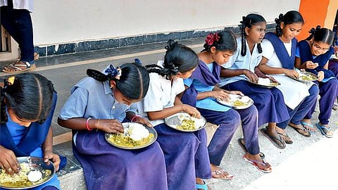 அரசுப் பள்ளிகளில் வழங்கப்படும் சத்துணவு குறித்த அறிக்கையை தினமும் சமர்ப்பிக்க வேண்டும்: பள்ளிக்கல்வித் துறை