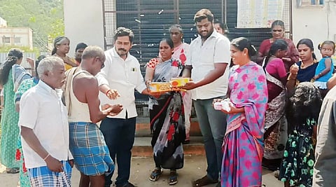பாப்பிரெட்டிப்பட்டியில் டாஸ்மாக் கடை அகற்றப்பட்டதற்கு மகிழ்ச்சி தெரி வித்து அப்பகுதி மக்கள் இனிப்பு வழங்கி கொண்டாடினர்.