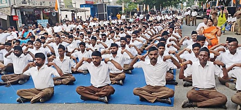 ஈரோடு மாவட்டம் சத்தியமங்கலத்தில் நடந்த ஆர்எஸ்எஸ் அணிவகுப்பு ஊர்வலத்தில் பங்கேற்ற தொண்டர்கள் பயிற்சியில் ஈடுபட்டனர்.