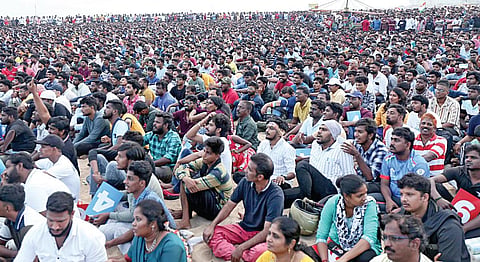போட்டியை காண ஆவலுடன் குவிந்த ரசிகர்கள்.
படங்கள்: ம.பிரபு