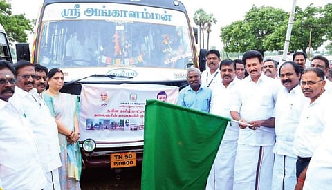 மயிலாடுதுறை மாவட்டம் காவேரிபூம்பட்டினம் ஊராட்சி ஒன்றிய நடுநிலைப் பள்ளியில் நேற்று நடைபெற்ற நிகழ்ச்சியில், பள்ளி மாணவர்களுக்கான சுற்றுலா வாகனத்தை தொடங்கிவைத்த அமைச்சர் அன்பில் மகேஸ் பொய்யாமொழி. உடன், அமைச்சர் சிவ.வீ.மெய்யநாதன் உள்ளிட்டோர்.