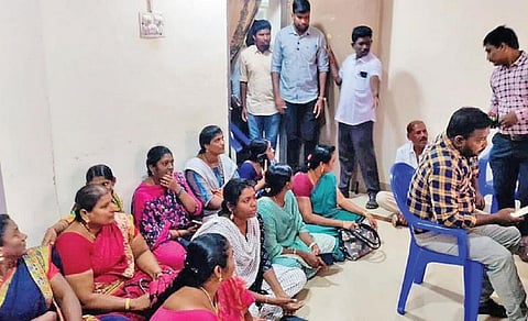 சிவகங்கை | விஏஓவை தாக்கியோரை கைது செய்யாததை கண்டித்து வட்டாட்சியர் அலுவலகத்தில் உள்ளிருப்பு போராட்டம்