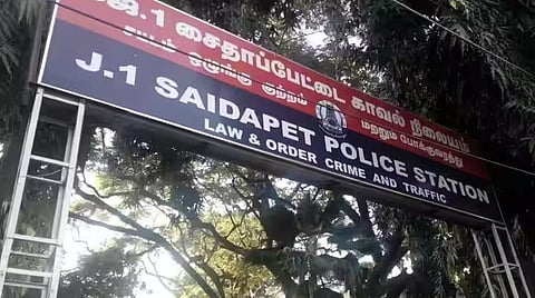 நந்தனத்தில் உள்ள தனியார் மதுபான பாரில் நள்ளிரவில் ஆட்டம் போட்ட இளைஞர்கள், இளம் பெண்கள்: போலீஸாரை கண்டதும் தள்ளாடியபடி ஓட்டம்