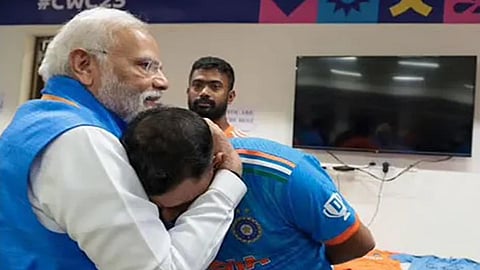 முகமது ஷமியை கட்டியணைத்து ஆறுதல் கூறிய பிரதமர் நரேந்திர மோடி.