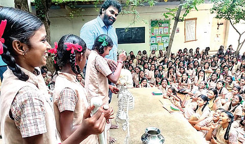 அறிவியல் பாடங்களை ஆர்வமுடன் கற்கும் வகையில் அரசு பள்ளி மாணவர்களுக்கு செயல்முறை விளக்கமளிக்கும் வி.அறிவரசன்