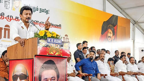 சேலத்தில் நடந்த திமுக இளைஞர் அணி செயல்வீரர்கள் கூட்டத்தில் இளைஞர் நலன் மற்றும் விளையாட்டு மேம்பாட்டு துறை அமைச்சரும், திமுக இளைஞர் அணி மாநிலச் செயலாளருமான உதயநிதி ஸ்டாலின் பேசினார். அருகில் அமைச்சர் கே.என்.நேரு உள்ளிட்டோர். படம்: எஸ்.குரு பிரசாத்.