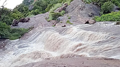 கனமழையால் ஓடைகளில் வெள்ளப் பெருக்கு: சதுரகிரி மலைக்கு செல்ல வழங்கப்பட்ட அனுமதி ரத்து