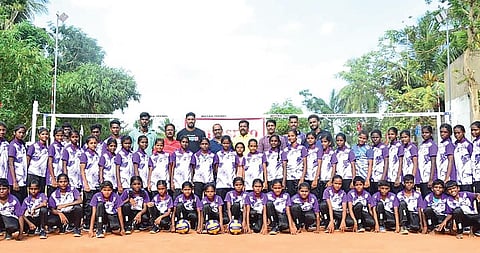 கைப்பந்து பயிற்சி பெறும் மாணவிகளுடன் கடலூர் மெட்ரோ நண்பர்கள் கையுந்து கழக நிர்வாகிகள்.