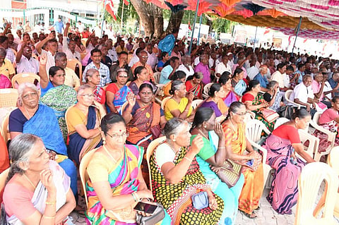 மதுரை புறவழிச்சாலை போக்குவரத்து கழக தலைமையகம் முன்பு மண்டல அனைத்து தொழிற்சங்கங்கள், ஓய்வுபெற்றோர் நலச்சங்கங்கள் கூட்டமைப்பு சார்பில் நடந்த தொடர் முழக்கப் போராட்டம் | படம்: எஸ்.கிருஷ்ணமூர்த்தி