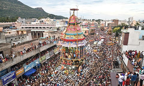 திருவண்ணாமலை அண்ணாமலையார் கோயிலில் கார்த்திகைத் தீபத் திருவிழாவையொட்டி நடைபெற்ற மகா தேரோட்டத்தில் பக்தர்கள் வெள்ளத்தில் அசைந்தாடியவாறு செல்லும் உண்ணாமுலை அம்மன் சமேத அண்ணாமலையாரின் திருத்தேர். | படங்கள்: சி.வெங்கடாஜலபதி.