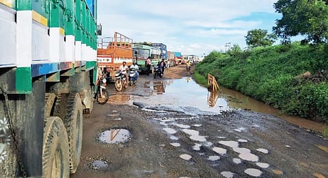 திருநெல்வேலி - தென்காசி பிரதான சாலையில் ஆலங்குளம் பகுதியில் கனமழையால் தண்ணீர் குளம்போல் தேங்கியதால் தடுமாற்றத்துடன் கடந்து செல்லும் வாகனங்கள்.