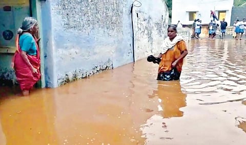 ஈரோட்டில் 3-வது நாளாக கனமழை: கோபி அருகே வீடுகளில் வெள்ளம் புகுந்து பாதிப்பு