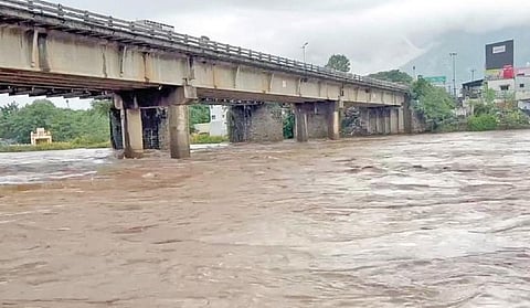 மேட்டுப்பாளையம் பவானியாற்றில் ஏற்பட்டுள்ள வெள்ளப் பெருக்கு.