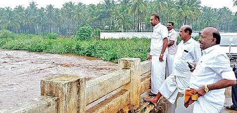 கோவை தென்னமநல்லூர் பகுதியில் நொய்யலாற்றில் ஏற்பட்ட வெள்ளப் பெருக்கை பார்வையிட்ட அதிமுக கொறடா எஸ்.பி.வேலுமணி.