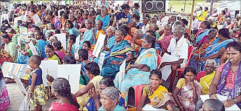 சிப்காட் தொடங்க வலியுறுத்தி திருவண்ணாமலை மாவட்டம் செய்யாறு அருகே மேல்மா கூட்டுச் சாலையில் நேற்று ஆர்ப்பாட்டத்தில் ஈடுபட்ட பெண்கள்.