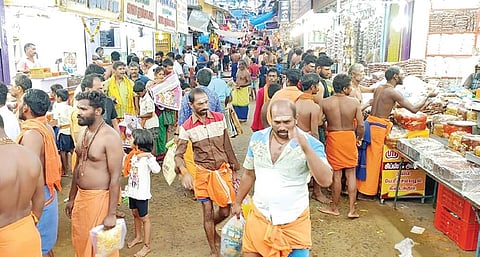 ஐயப்ப பக்தர்கள் வருகை அதிகரிப்பு: குற்றாலம் வியாபாரிகள் மகிழ்ச்சி