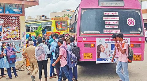 கடத்தூர் புதிய பேருந்து நிலையத்தில் கூட்ட நெரிசலில் பேருந்துகளில் ஏறும் மாணவ, மாணவிகள்.