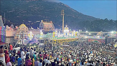 திருவண்ணாமலையில் உள்ள அண்ணாமலையார் கோயிலில் குவிந்த பக்தர்கள். (கோப்பு படம்)