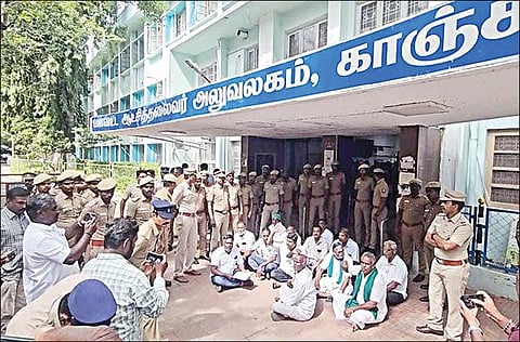 பரந்தூர் புதிய விமான நிலையத்துக்கு நிலம் கையகப்படுத்த தமிழக அரசு சார்பில் அரசாணை வெளியிடப்பட்ட நிலையில், இதுதொடர்பாக மாவட்ட வருவாய் அலுவலருடன் பேச்சு வார்த்தையில் ஈடுபட்ட போராட்ட குழுவை சேர்ந்த 12 பேர், மாவட்ட ஆட்சியர் அலுவலகத்தின் நுழைவு வாயிலில் தரையில் அமர்ந்து தர்ணா போராட்டத்தில் ஈடுபட்டனர். (அடுத்த படம்) கைது செய்யப்பட்ட போராட்டக் குழுவினரை விடுவிக்கக் கோரி பரந்தூரில் கையில் கருப்புக்கொடி ஏந்தி ஆர்ப்பாட்டத்தில் ஈடுபட்ட பெண்கள்.