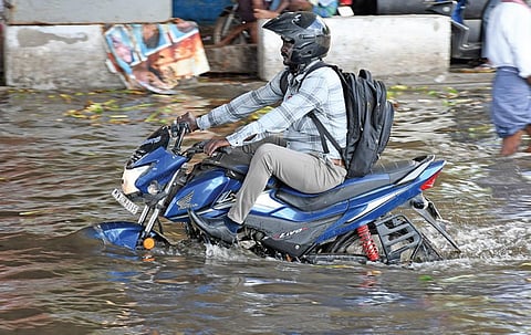 வைகை கரை சாலையில் தேங்கியிருந்த தண்ணீரில் சிக்கிய இருசக்கர வாகனம்.
படங்கள்: எஸ்.கிருஷ்ணமூர்த்தி