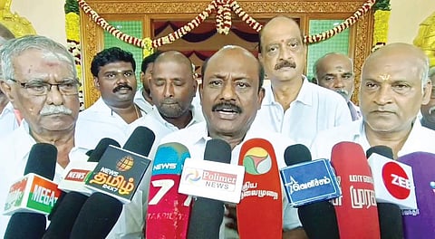 ராணிப்பேட்டையில் செய்தியாளர்களை சந்தித்த வணிகர் சங்கங்களின் பேரமைப்பின் மாநிலத்தலைவர் விக்கிரமராஜா.