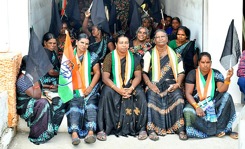 தமிழக காங்கிரஸ் கமிட்டி தலைவருக்கு எதிராக நெல்லையில் கருப்பு உடையணிந்து காங்கிரஸார் போராட்டம்