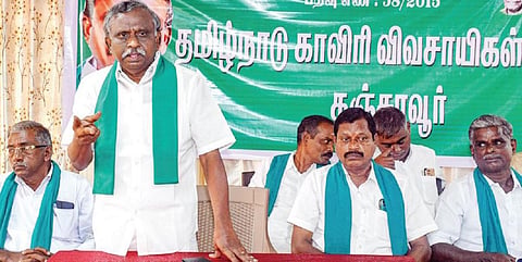 தஞ்சாவூரில் நேற்று நடைபெற்ற தமிழ்நாடு காவிரி விவசாயிகள் சங்கத்தின் மாவட்ட நிர்வாகிகள் ஆலோசனைக் கூட்டத்தில் பேசிய சங்கத்தின் பொதுச் செயலாளர் பி.ஆர்.பாண்டியன்.படம்: ஆர்.வெங்கடேஷ்