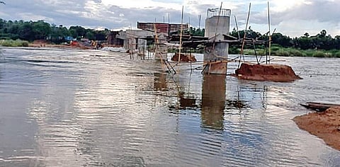 திருப்புவனம் வைகை ஆற்றில் பாய்ந்தோடும் தண்ணீர் - 10 கிராமங்களுக்கான போக்குவரத்து துண்டிப்பு