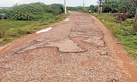 பழவேற்காடு - காட்டுப்பள்ளி இடையே போக்குவரத்துக்கு லாயக்கற்ற சாலை