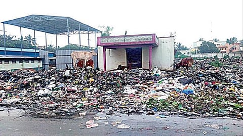 தெருவெங்கும் தேங்கும் குப்பை: செயலிழந்த ஊரப்பாக்கம் ஊராட்சி