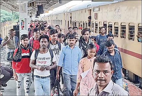 சொந்த ஊர்களில் இருந்து ரயில் மூலம் திருப்பூர் திரும்பிய வடமாநிலத் தொழிலாளர்கள்.